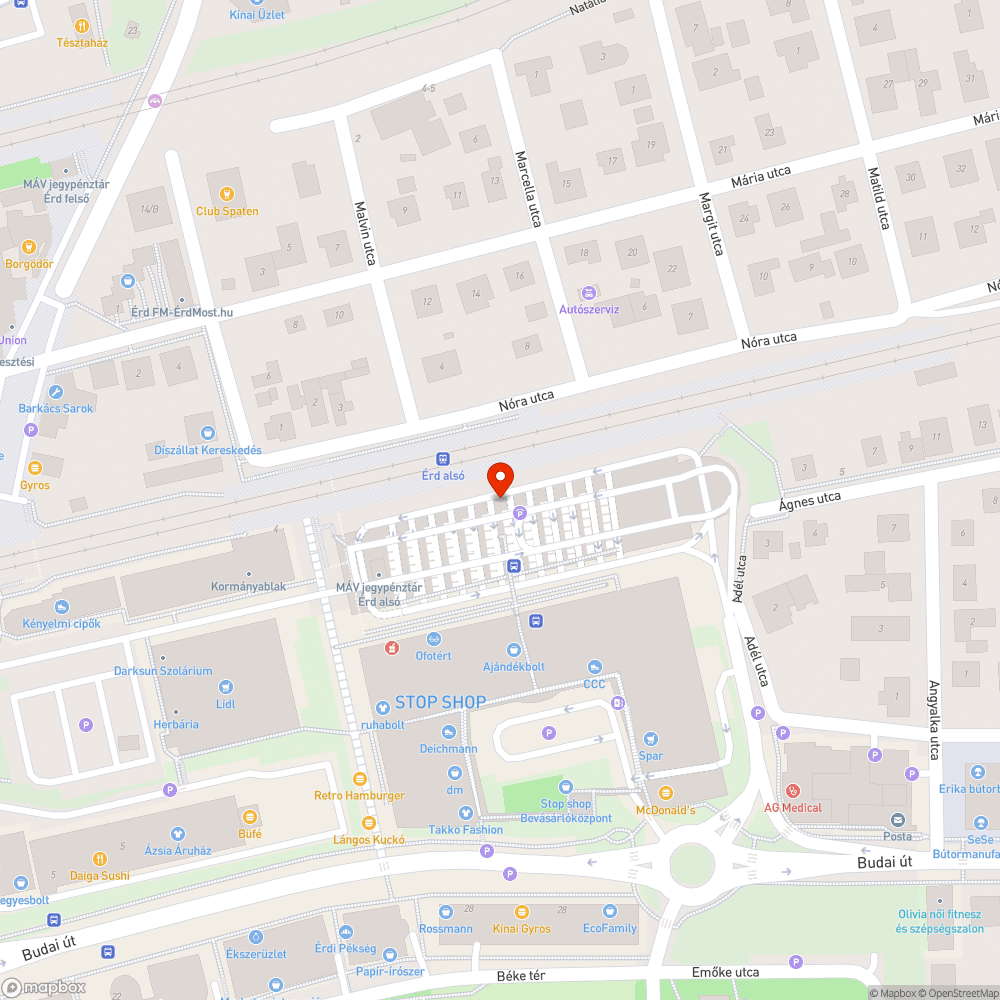 Egy tábla fekszik a fal tövében bejelentés helye