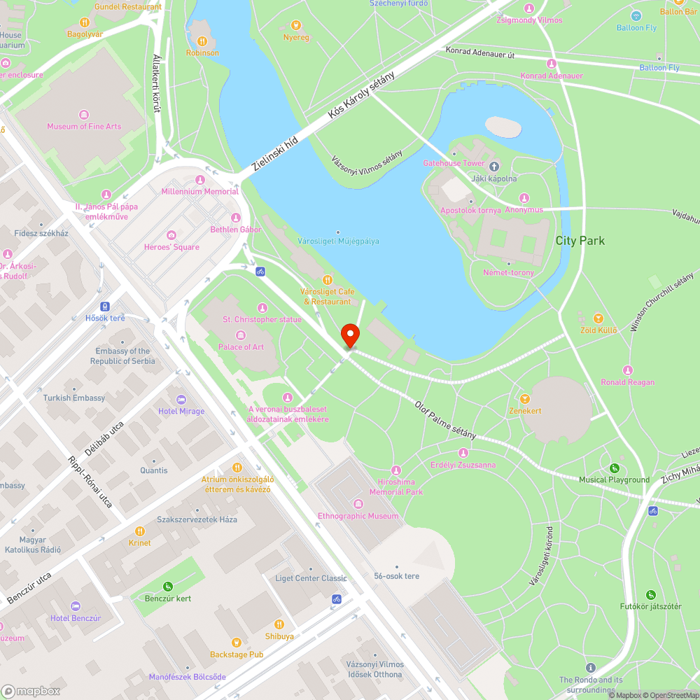 Közteresek járó motorral a Ligetben, burkolatlan padkán. bejelentés helye