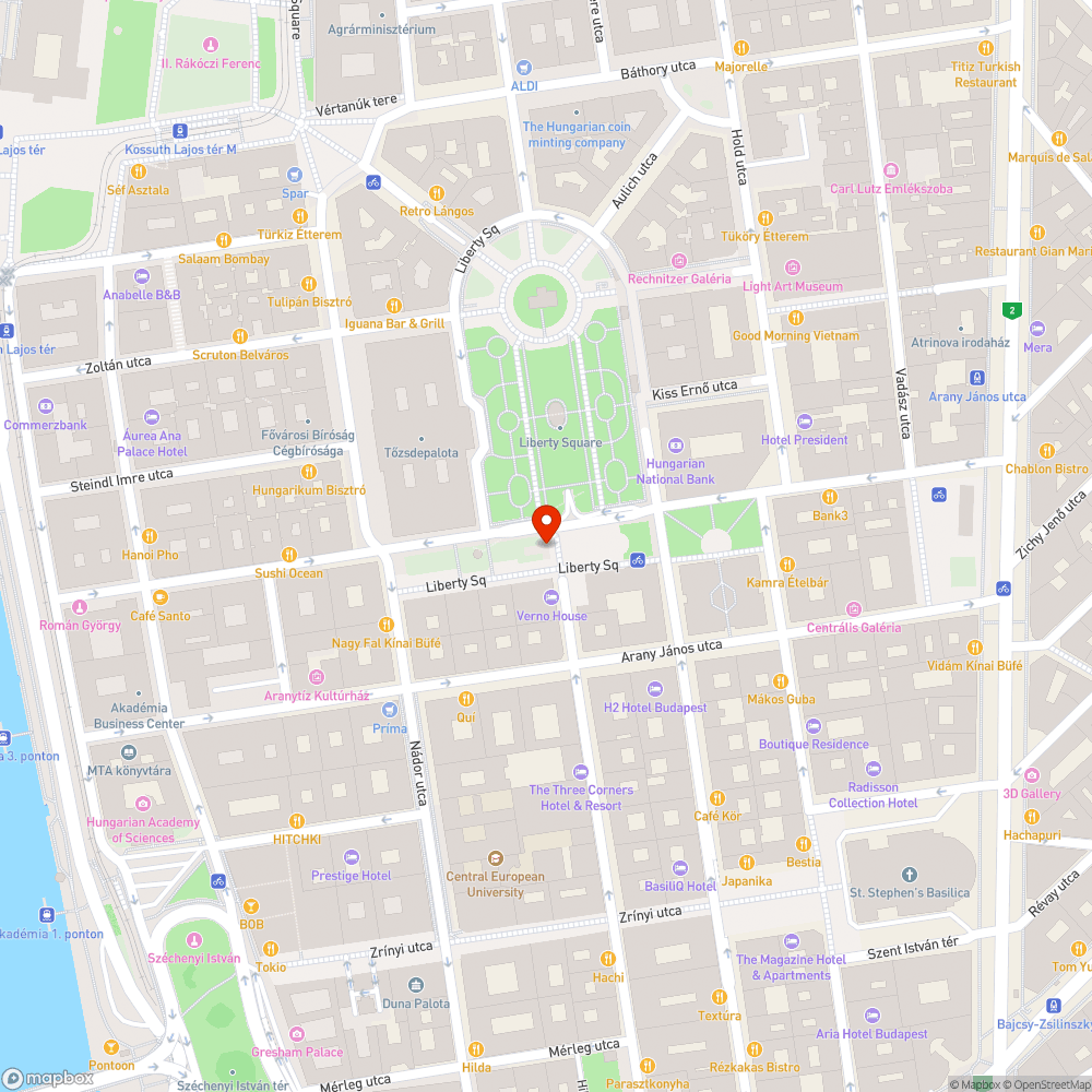 Betontömbök és oszlop a fához láncolva bejelentés helye