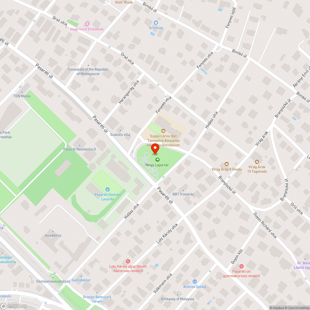 Szétszórt beton elemek, sérült lépcső, szemét bejelentés helye