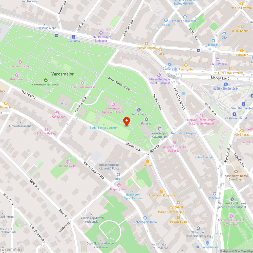 időnlént közparkban parkolnak motorral. bejelentés helye