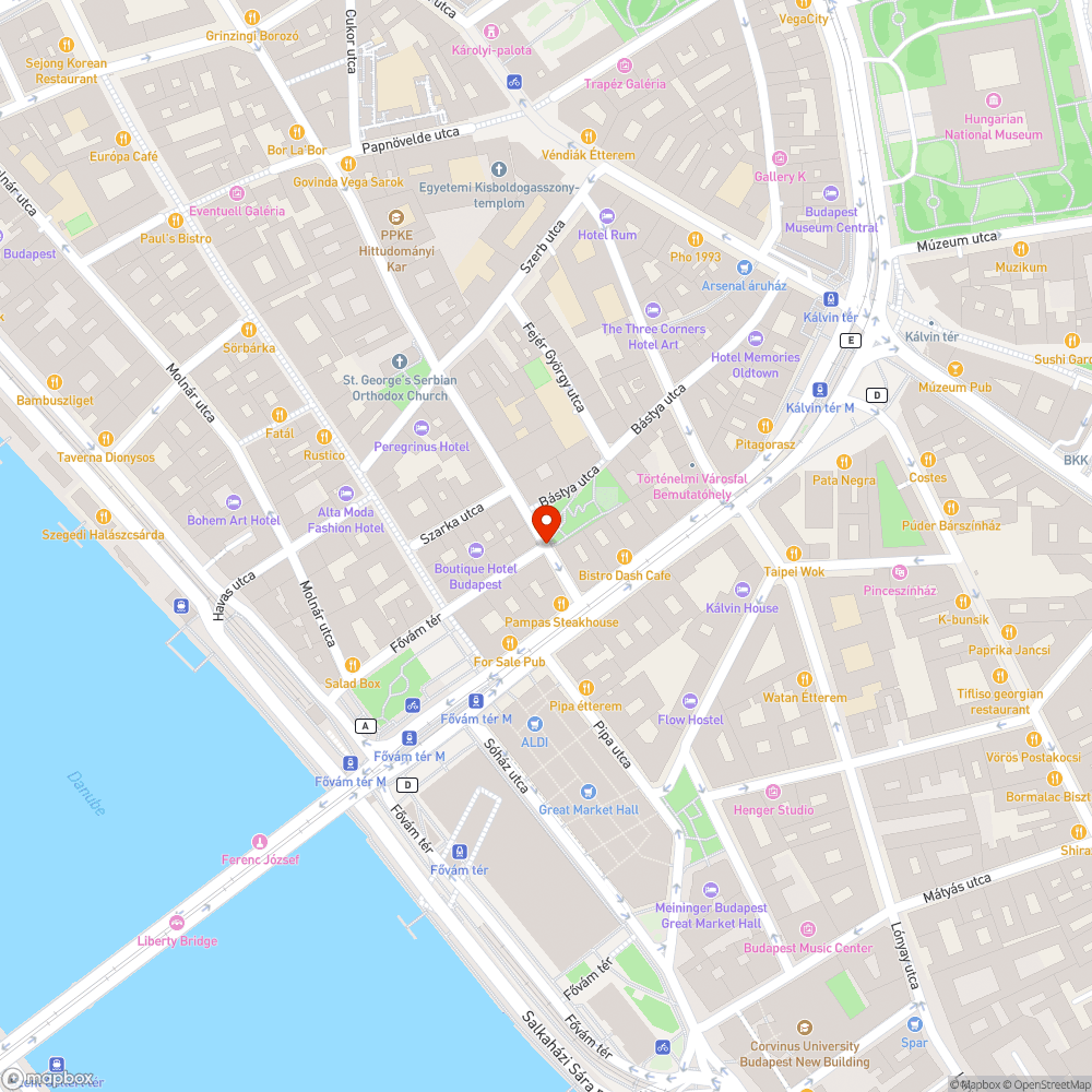 Fa lombozata által kitakart várakozni tilos tábla bejelentés helye