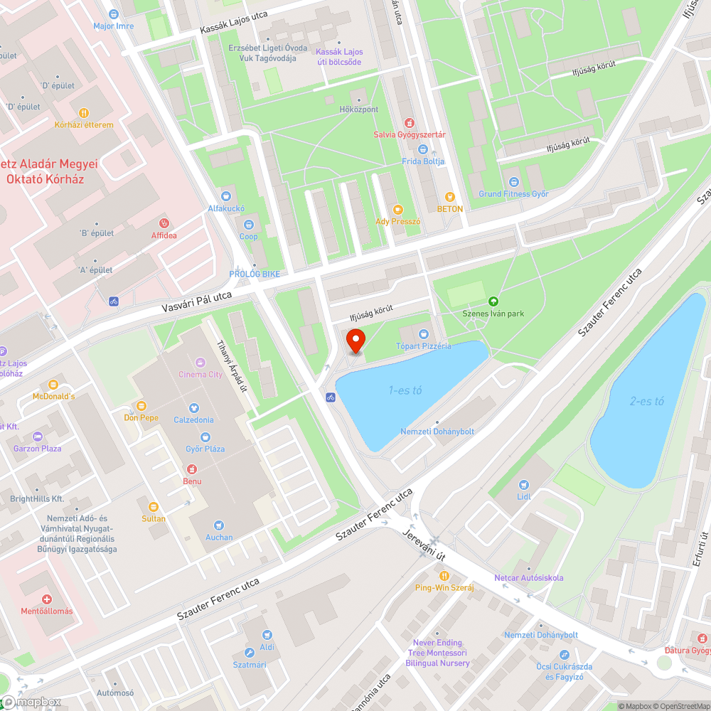 Panelház melletti csatorna körül tele van lyukakkal a föld bejelentés helye