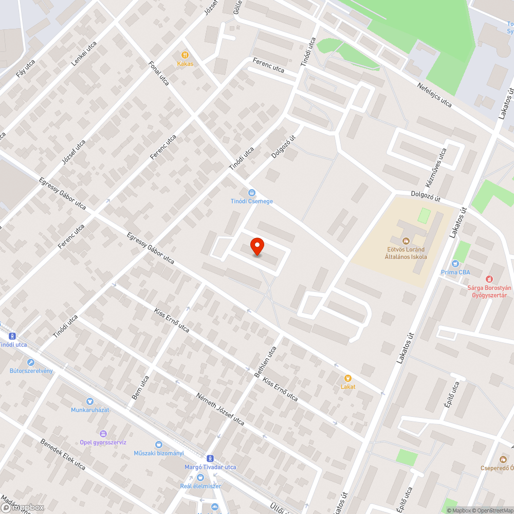 Autók parkolnak a zöldfelületen bejelentés helye