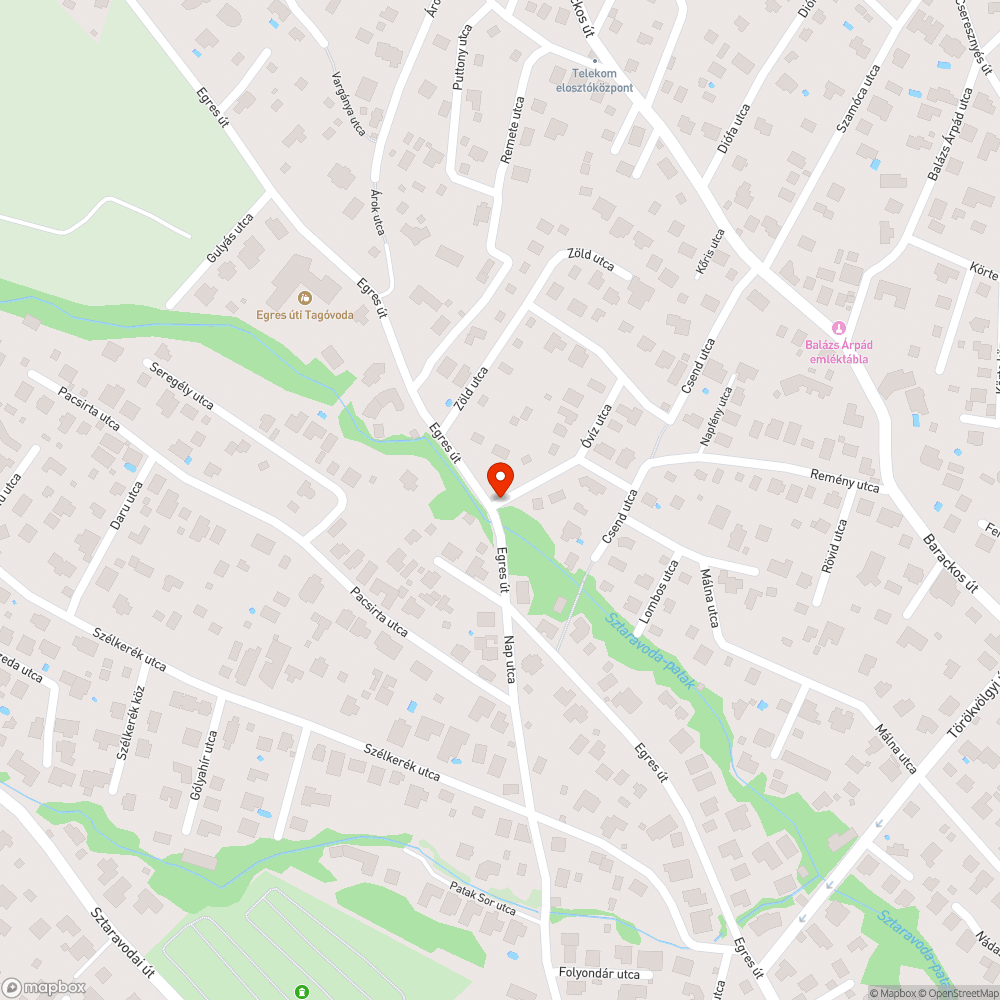 Leszakadt fekete zsák közlekedési táblán bejelentés helye