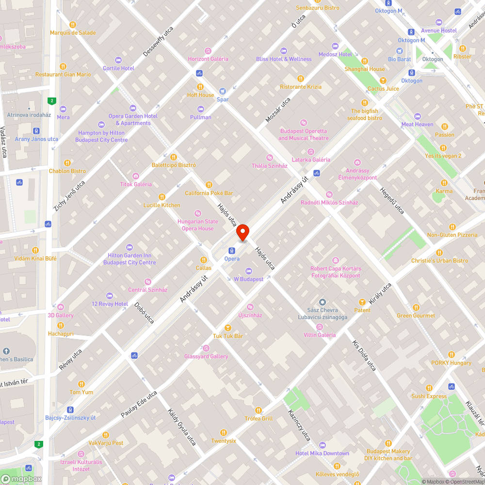 Hanyagul visszahelyezet pollerek az Operánál. bejelentés helye