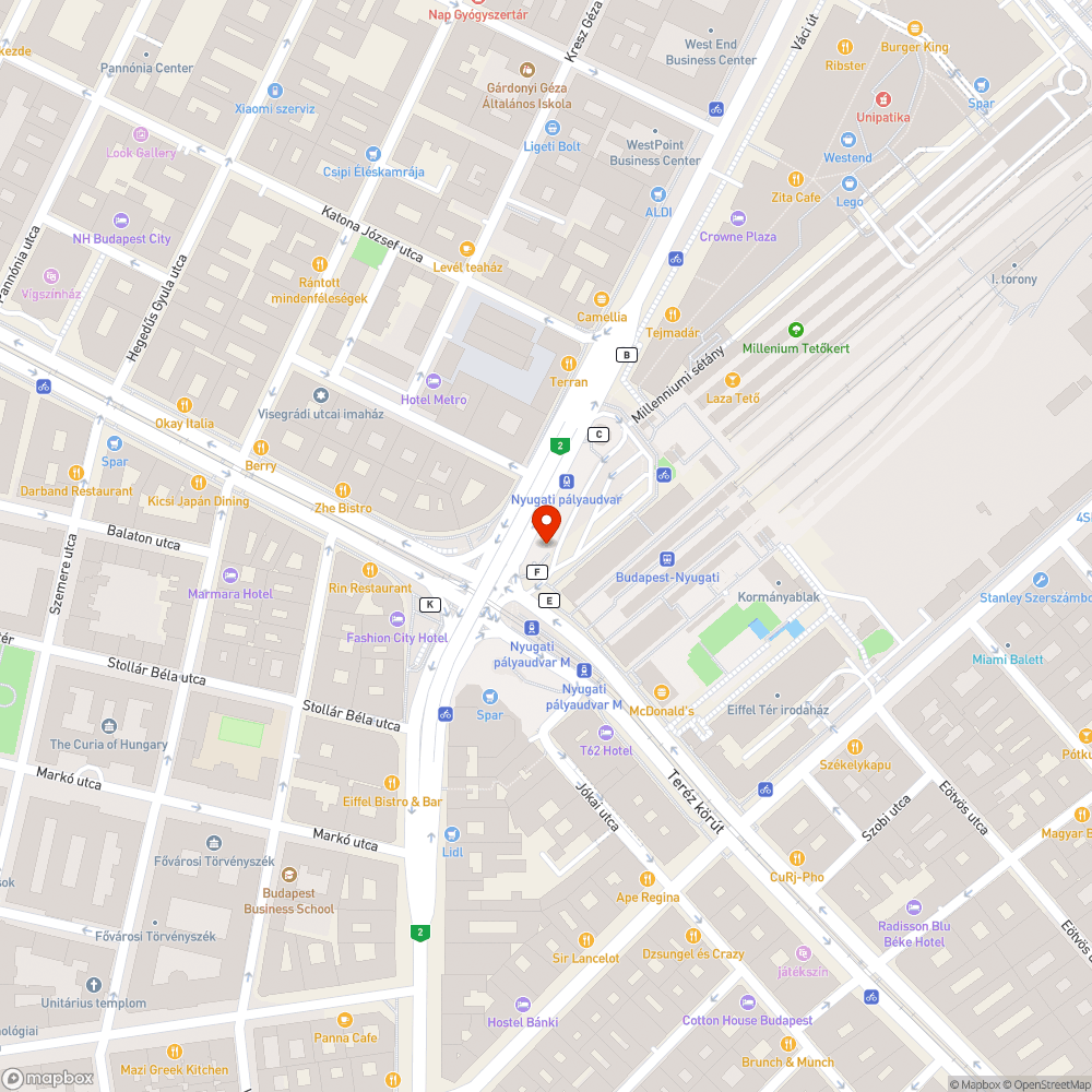 Hiányos márványlapok és otthagyott forgalomtechnikai oszlop tartozékok a Nyugati pályaudvari aluljáró lépcsőjénél. bejelentés helye