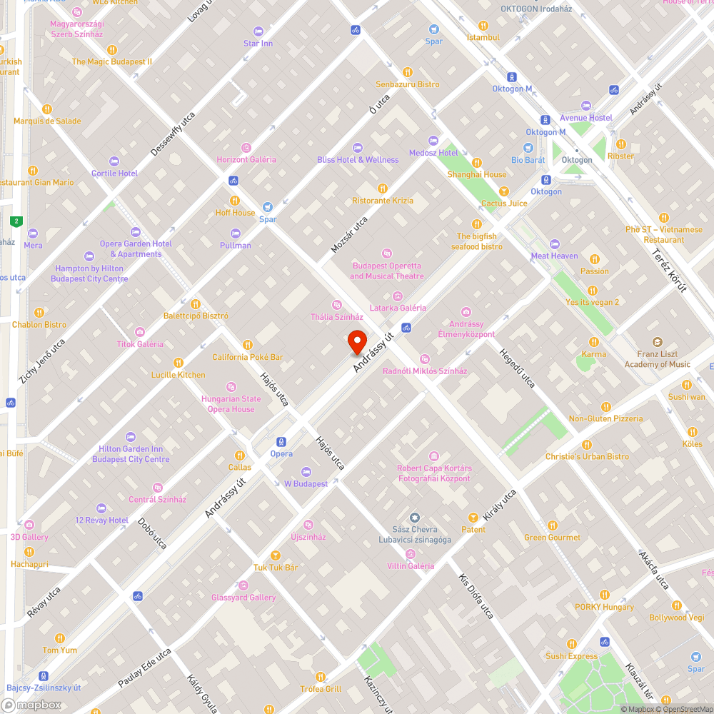 Megrongált üres telefonfülke az Andrássy úton. bejelentés helye