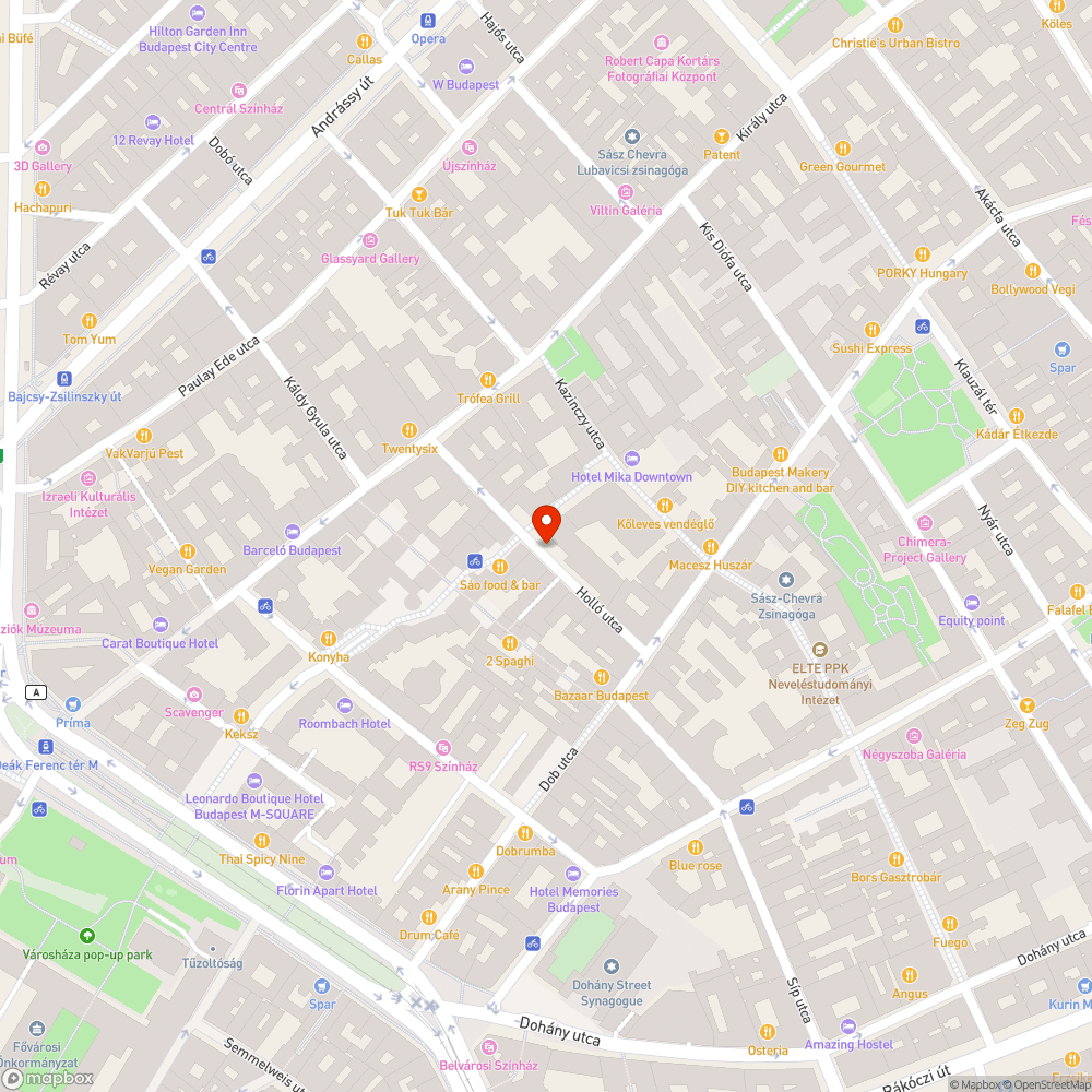 Otthagyott forgalomtechnikai oszlop és kődarabok a Holló utcában. bejelentés helye