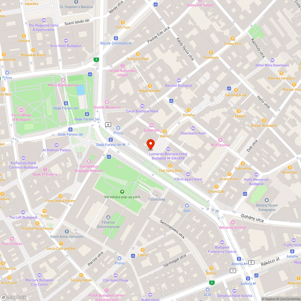 Megrongált, felborított kőpollerek a Madách térnél. bejelentés helye