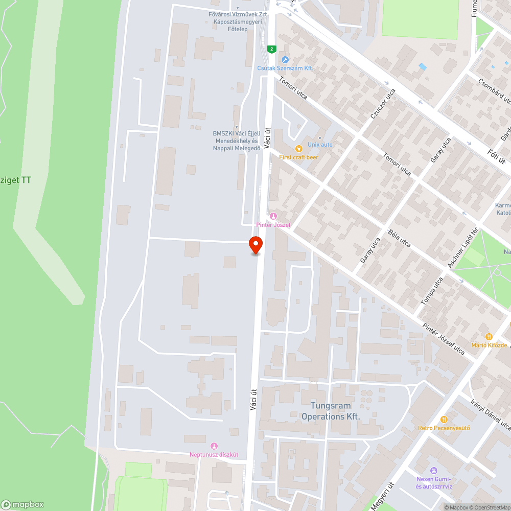 Ócska autó reklámfelületként a Tungsram bejáratával szemben bejelentés helye