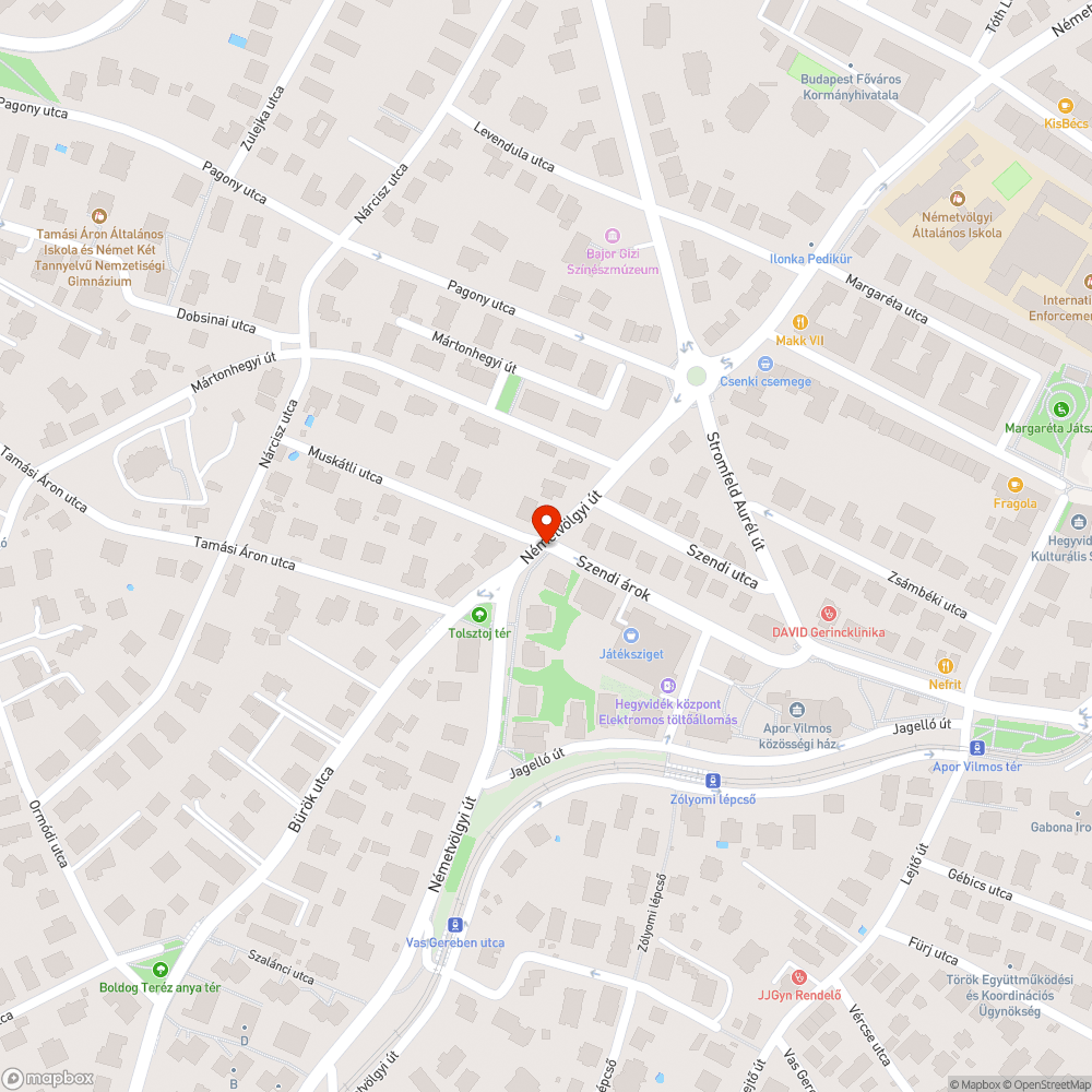 Szendi árok KRESZ tábla fa takarásában bejelentés helye