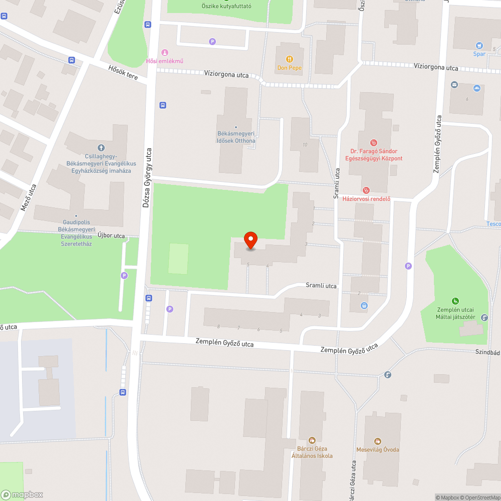 Falevelek és levágott ágak füves részen bejelentés helye