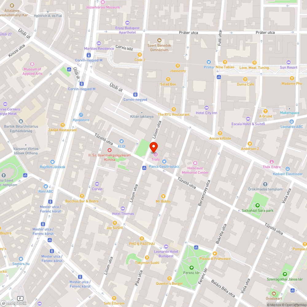 Várakozni tilos táblára ránőtt fa bejelentés helye