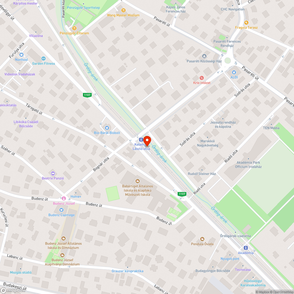 Összefirkált utasváró bejelentés helye