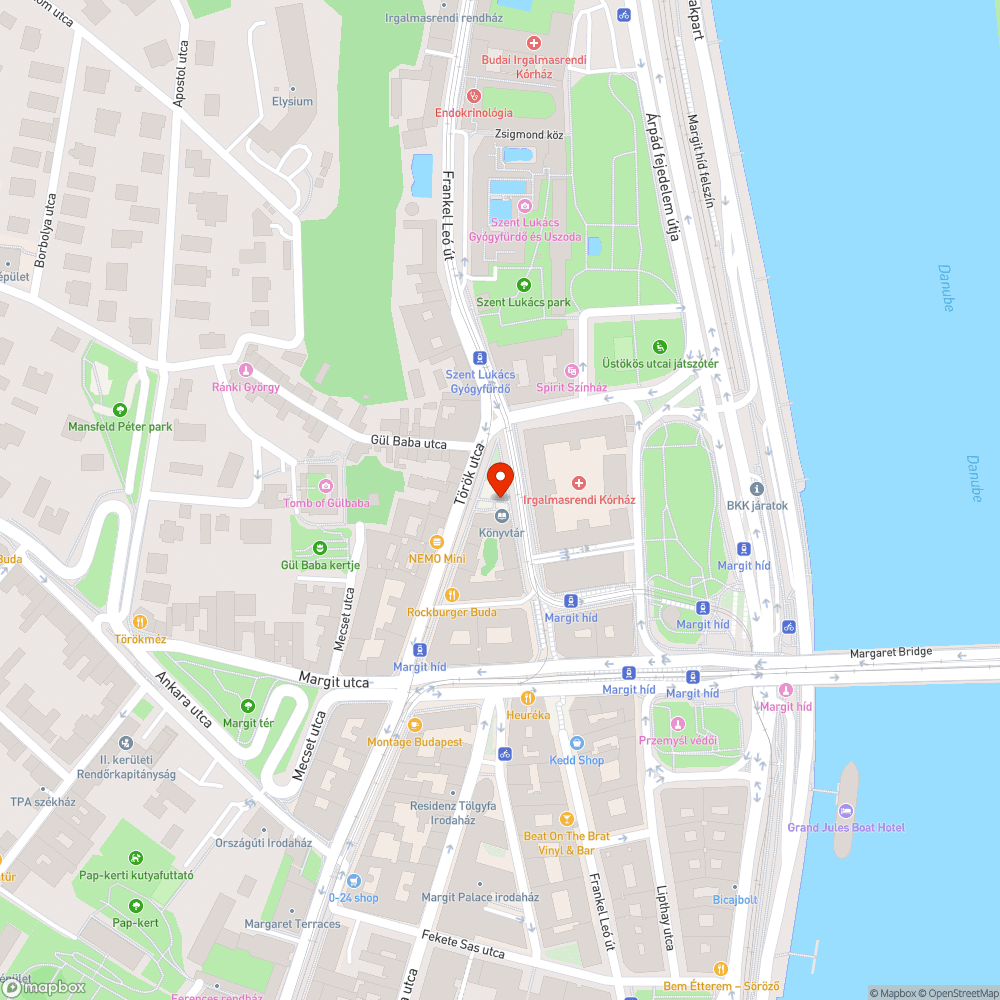 Könyvtár előtti ágyás folyamatosan szemetes bejelentés helye