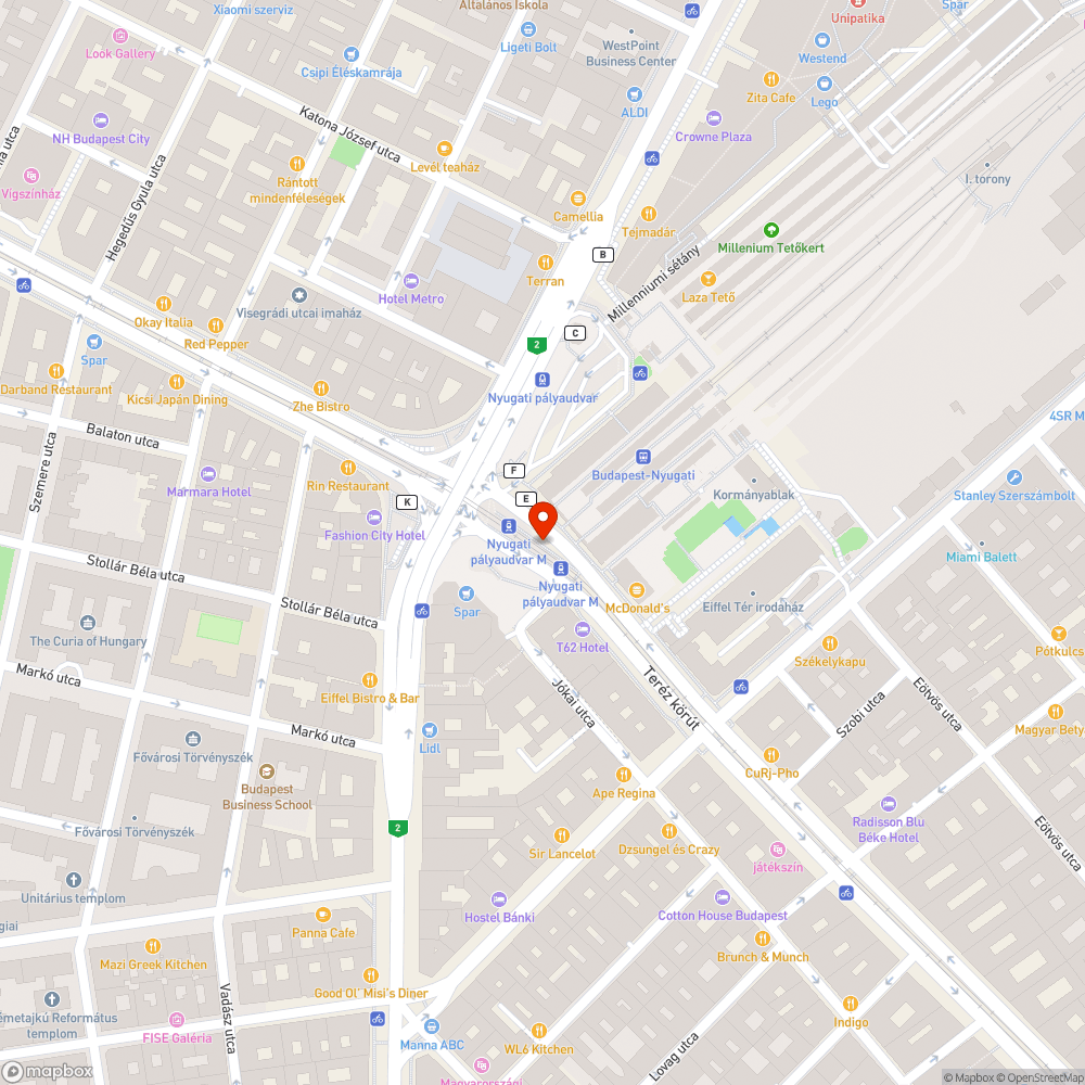 Egy nagyon megkopott pad villamosmegállóban bejelentés helye