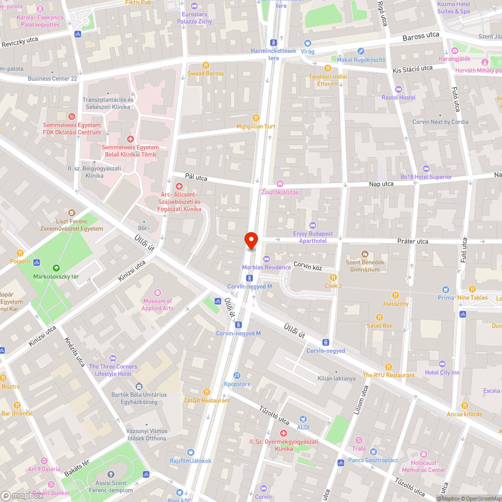 Megkopott pad a villamosmegállóban bejelentés helye