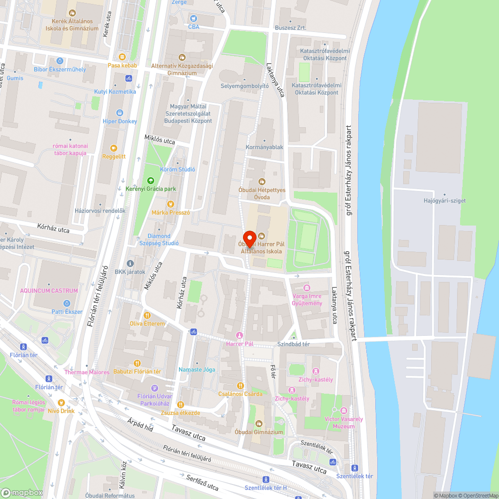 Balesetveszélyes, gazos iskola előtti tér bejelentés helye