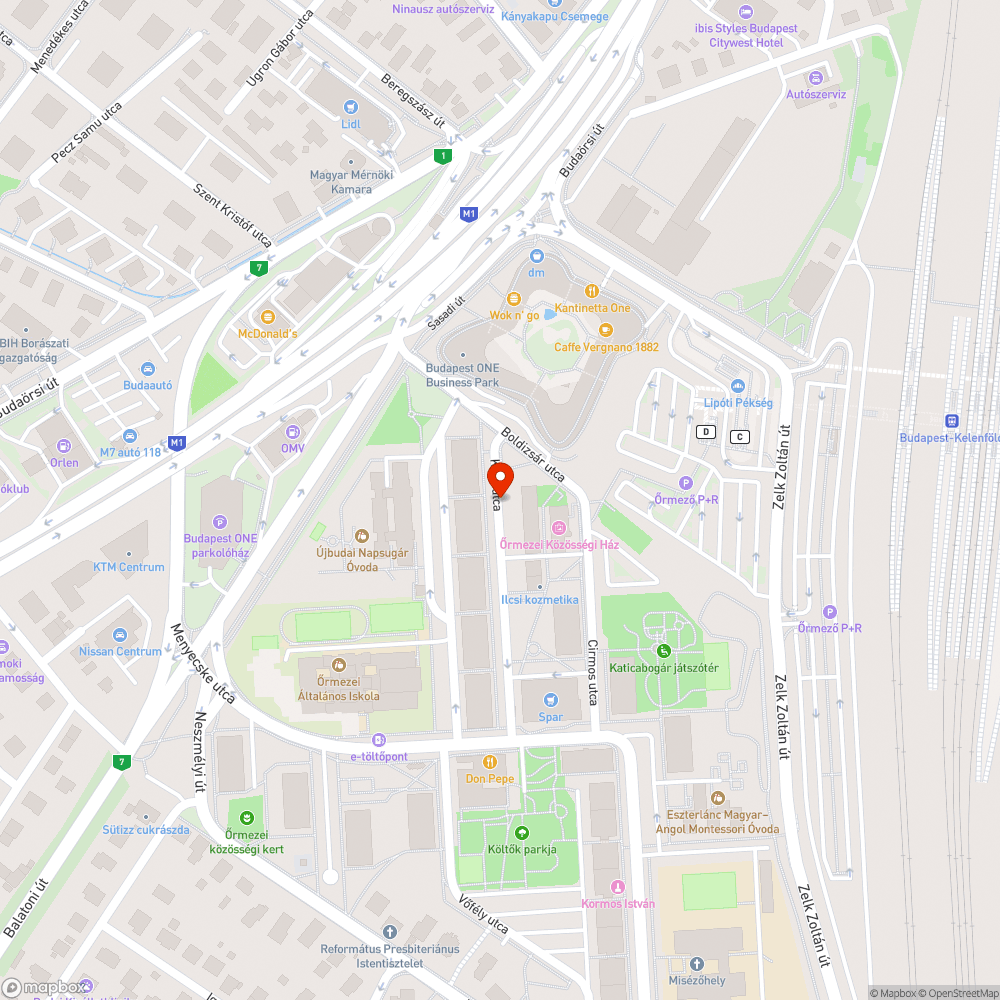 Járdán parkoló autók, ösvényt taposó gyalogosok bejelentés helye