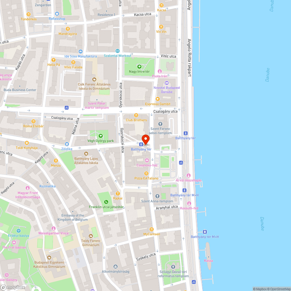 Ferde, előre lejtő háromszemélyes pad a metróállomáson bejelentés helye