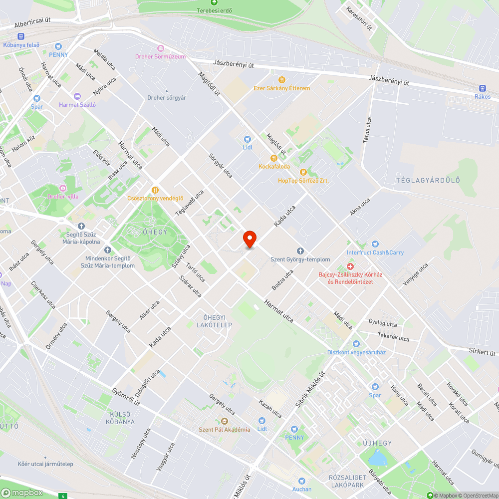 Egy nagyon megkopott pad a buszmegállóban bejelentés helye