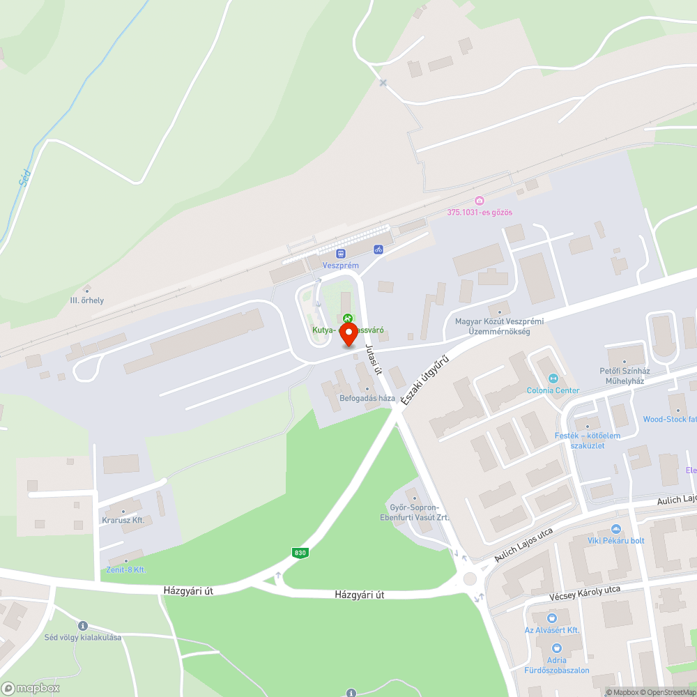 Kátyú a parkoló bejáratában bejelentés helye