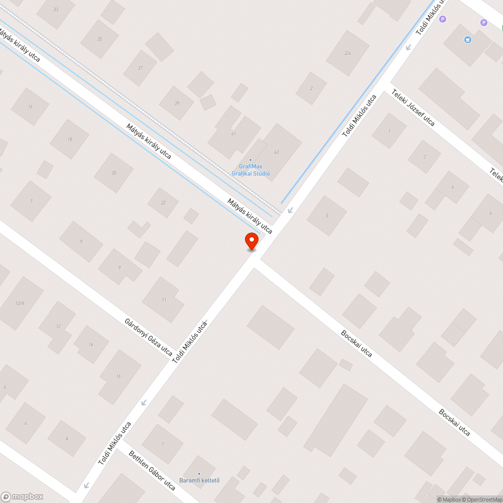 Csatornafedél körül hiányzó aszfalt - Toldi Miklós utca bejelentés helye