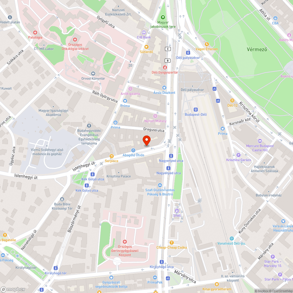 A járdát asztalok és székek foglalják el bejelentés helye