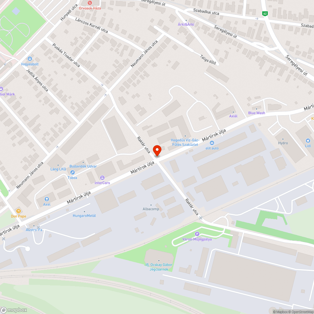 Nyitott munkagödör, közmű a járda felett átvezetve bejelentés helye