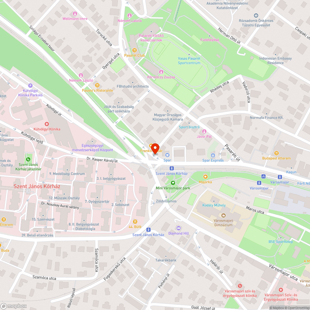 Útban levő tábla. Kitakarja a jelzőlámpát bejelentés helye