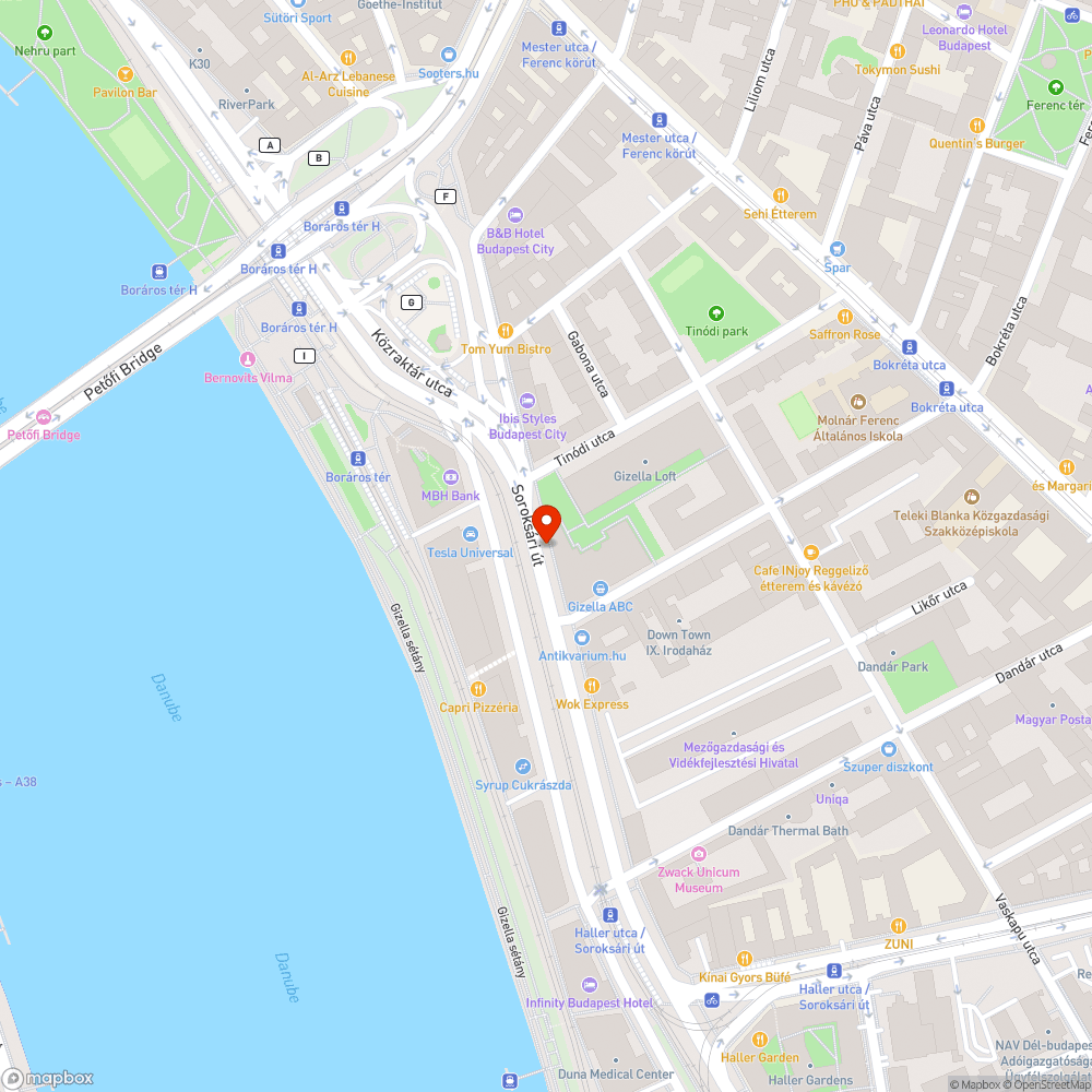 A fák körüli törött szegély. bejelentés helye