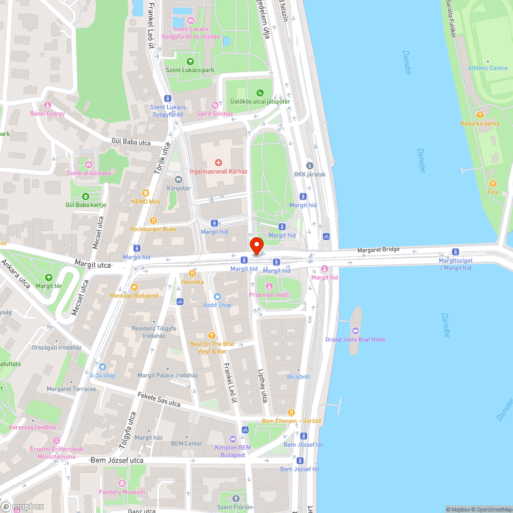 Kettő darab nagyon megkopott pad bejelentés helye