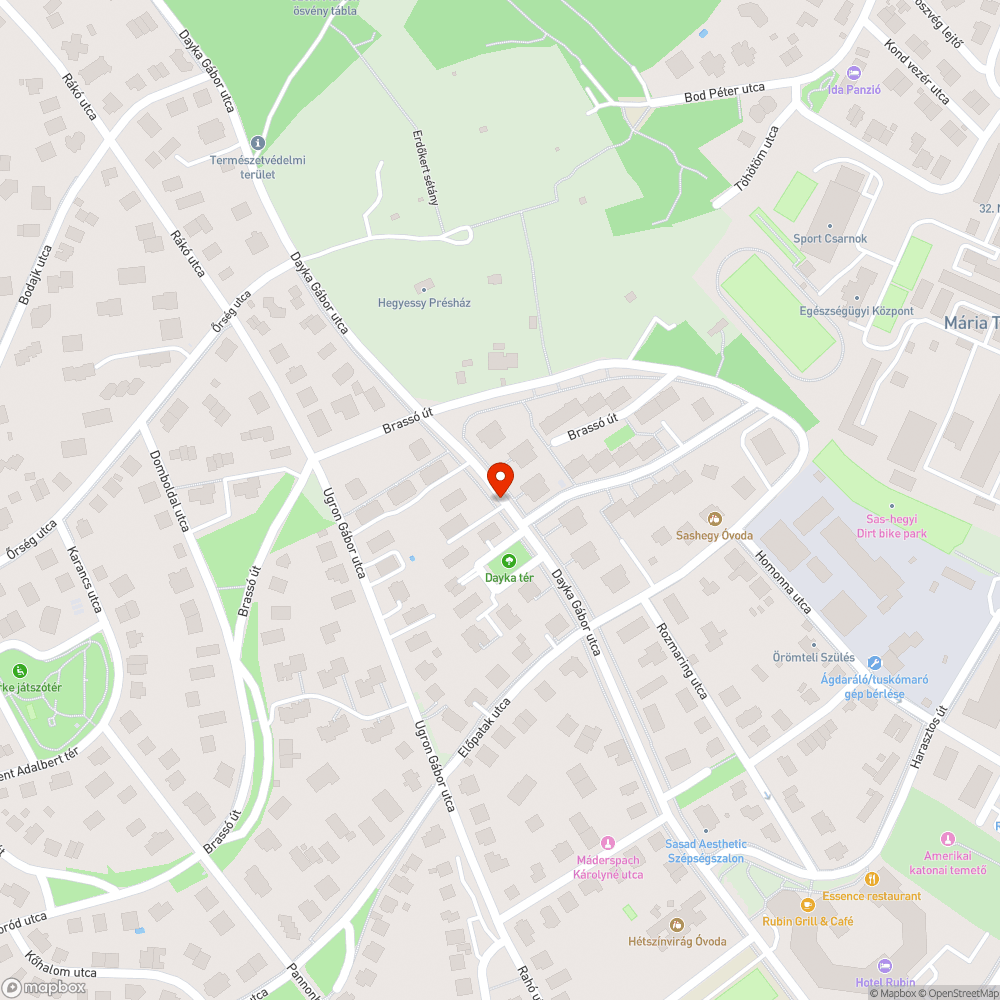 Darázsfészek egy fa odujában a járdán bejelentés helye