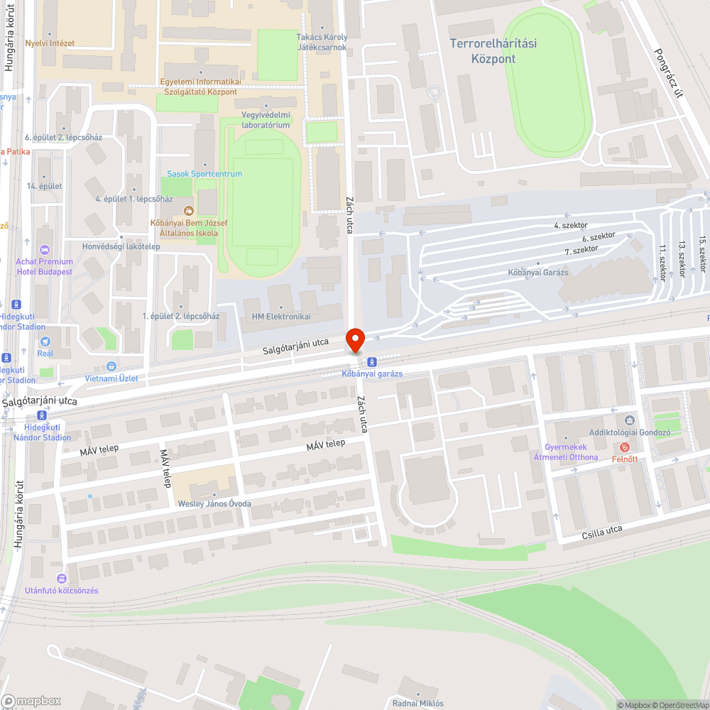 Egy nagyon rongálódott és nem használt beton virágtartó bejelentés helye