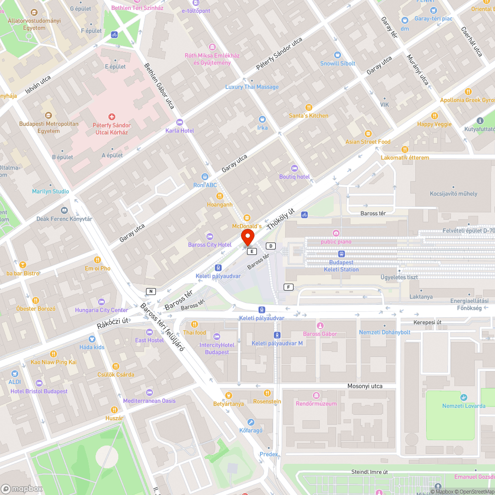 Összematricázott, firkás automata (nem működik) bejelentés helye