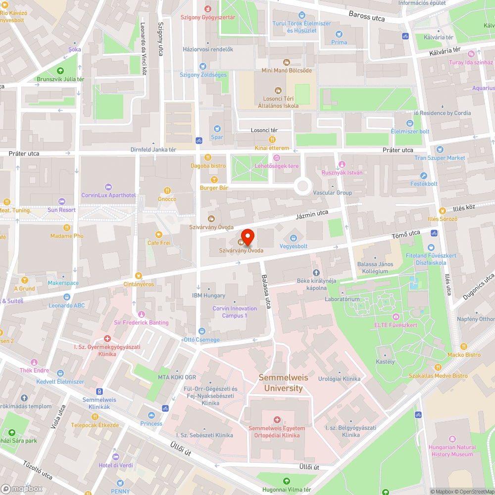 Matrac és pokróc az óvoda kerítésének tövében a bokrok között bejelentés helye