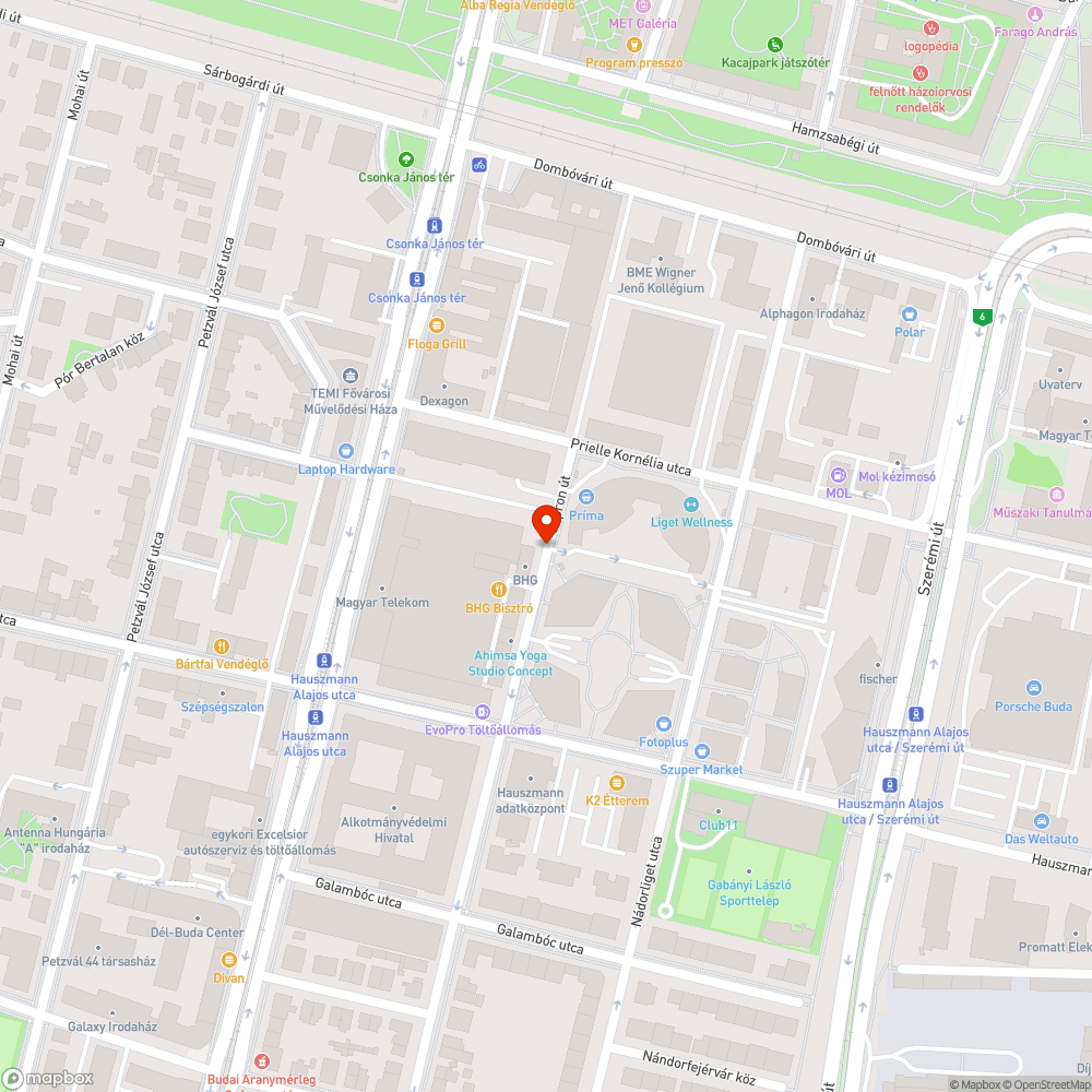 Betonból kinőtt fa, útjelző táblára ránőve bejelentés helye