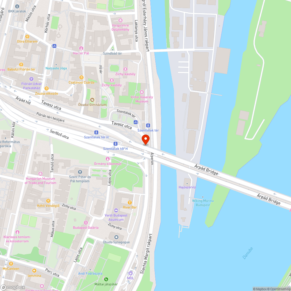 Mindennapos buszmegállóban parkól bejelentés helye