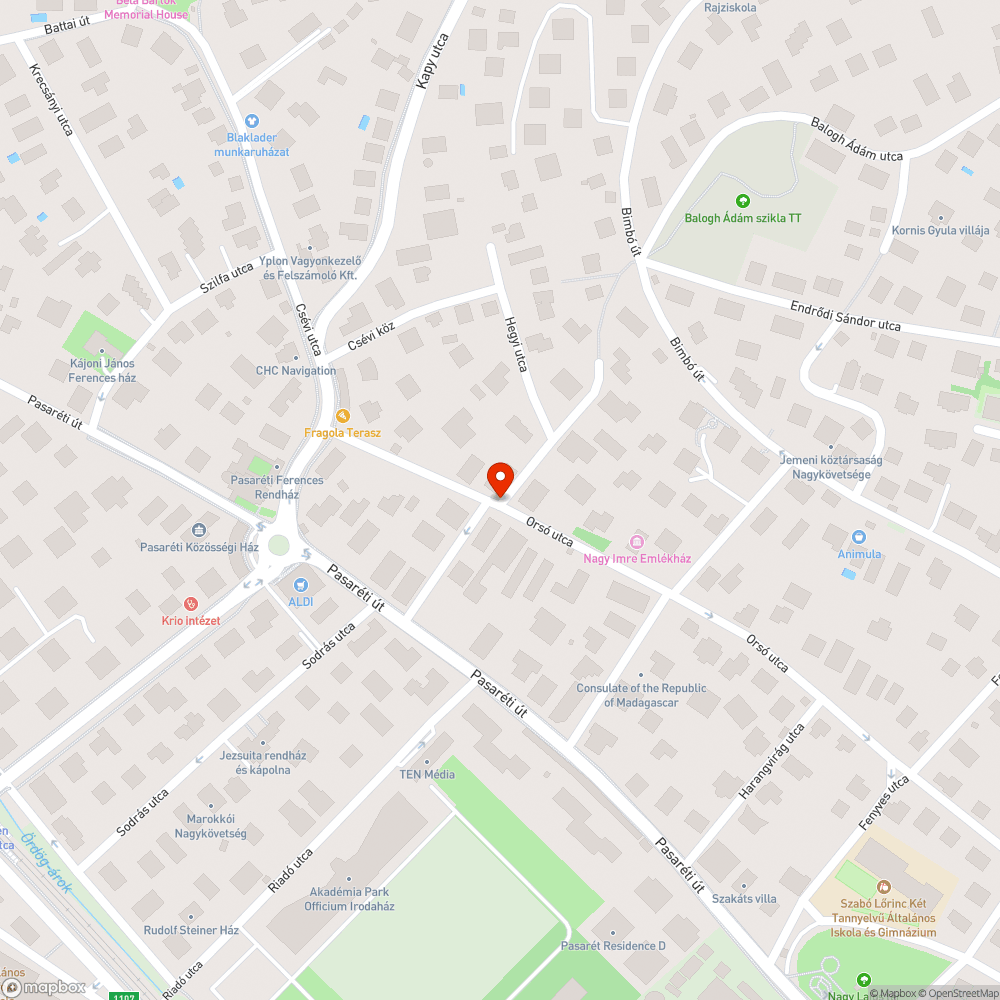 Utcanévtábla nehezen olvasható bejelentés helye