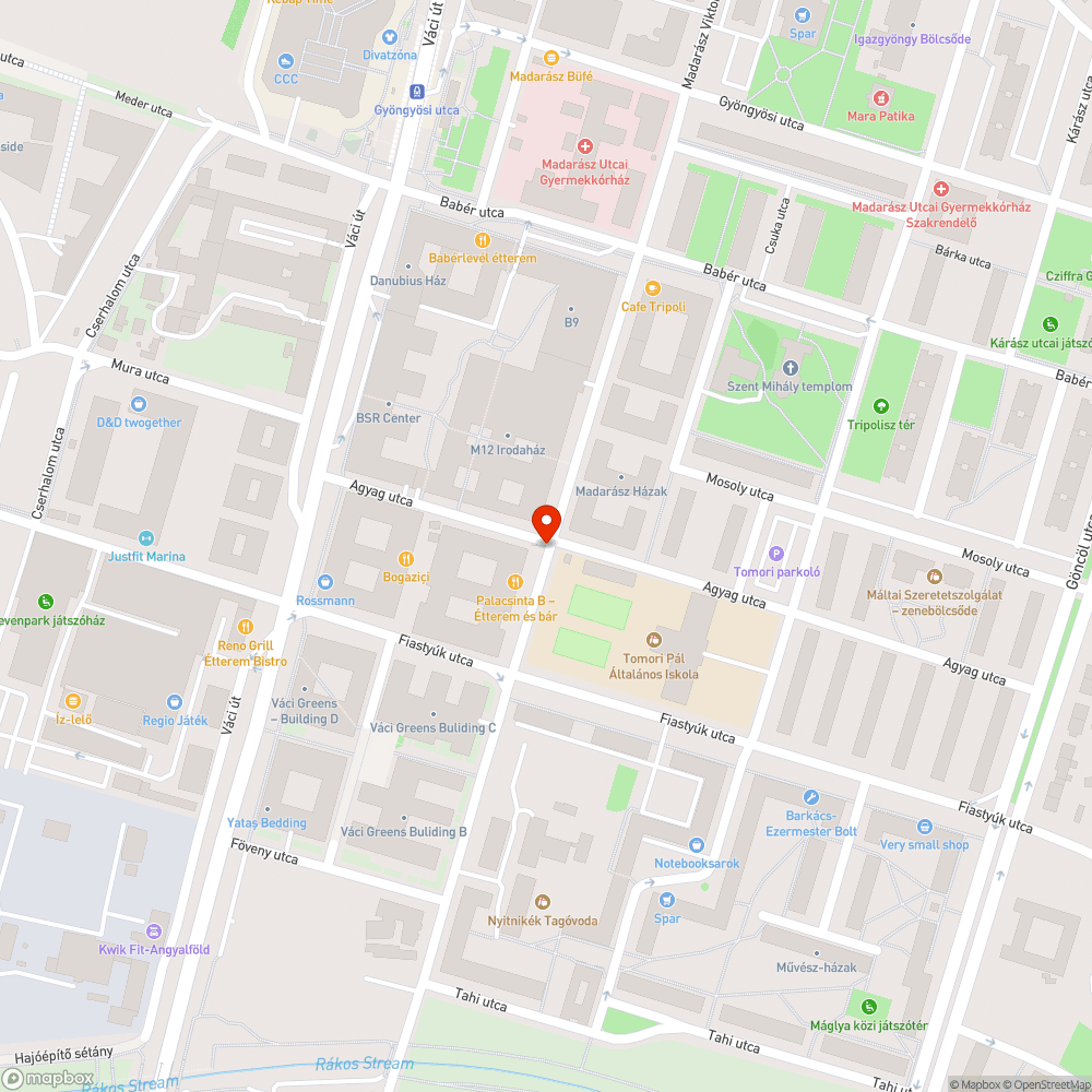 Félig kidőlt megállni tilos tábla bejelentés helye