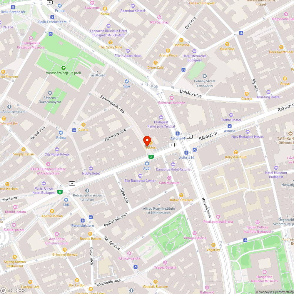 Kőtörmelékek, felborított kőpoller és beton növényláda a Semmelweis utcában. bejelentés helye