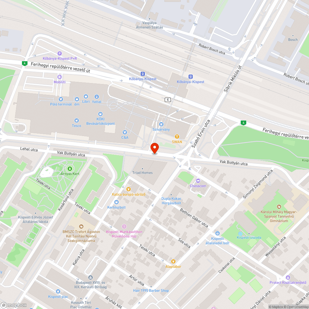 Elszíneződött, repedezett tájékoztató tábla bejelentés helye