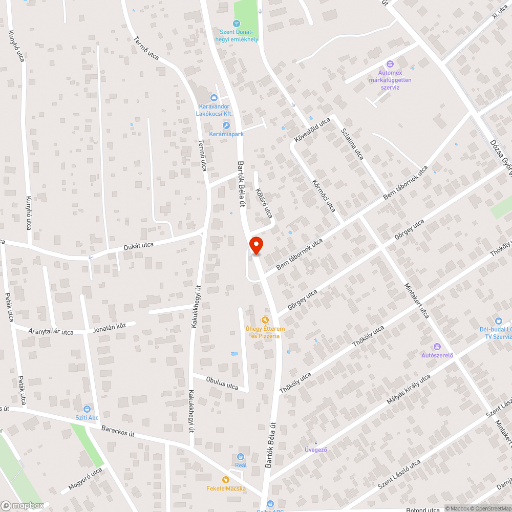 Bartók iskola előtt kátyú a zebrán és kopott a zebra bejelentés helye