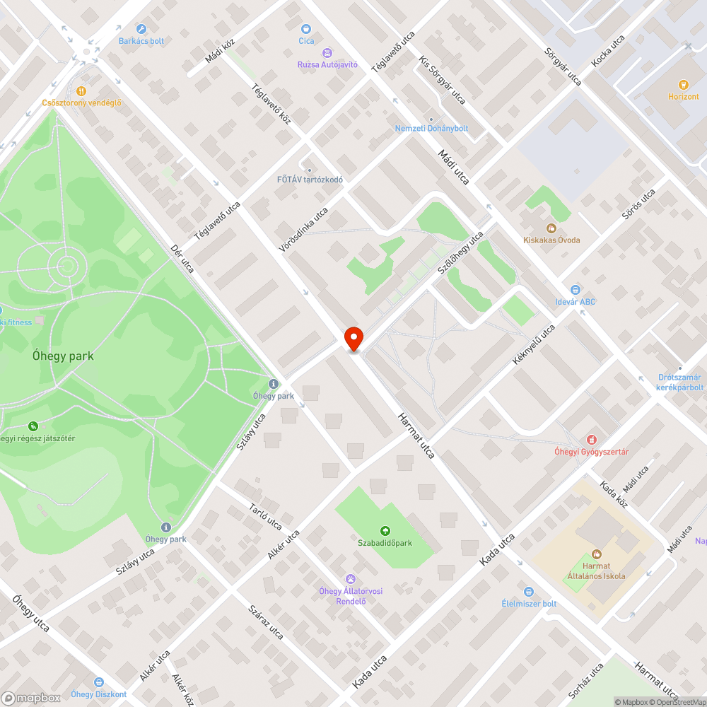 Kisebb-nagyobb oszlopok, kövek járda mellett bejelentés helye