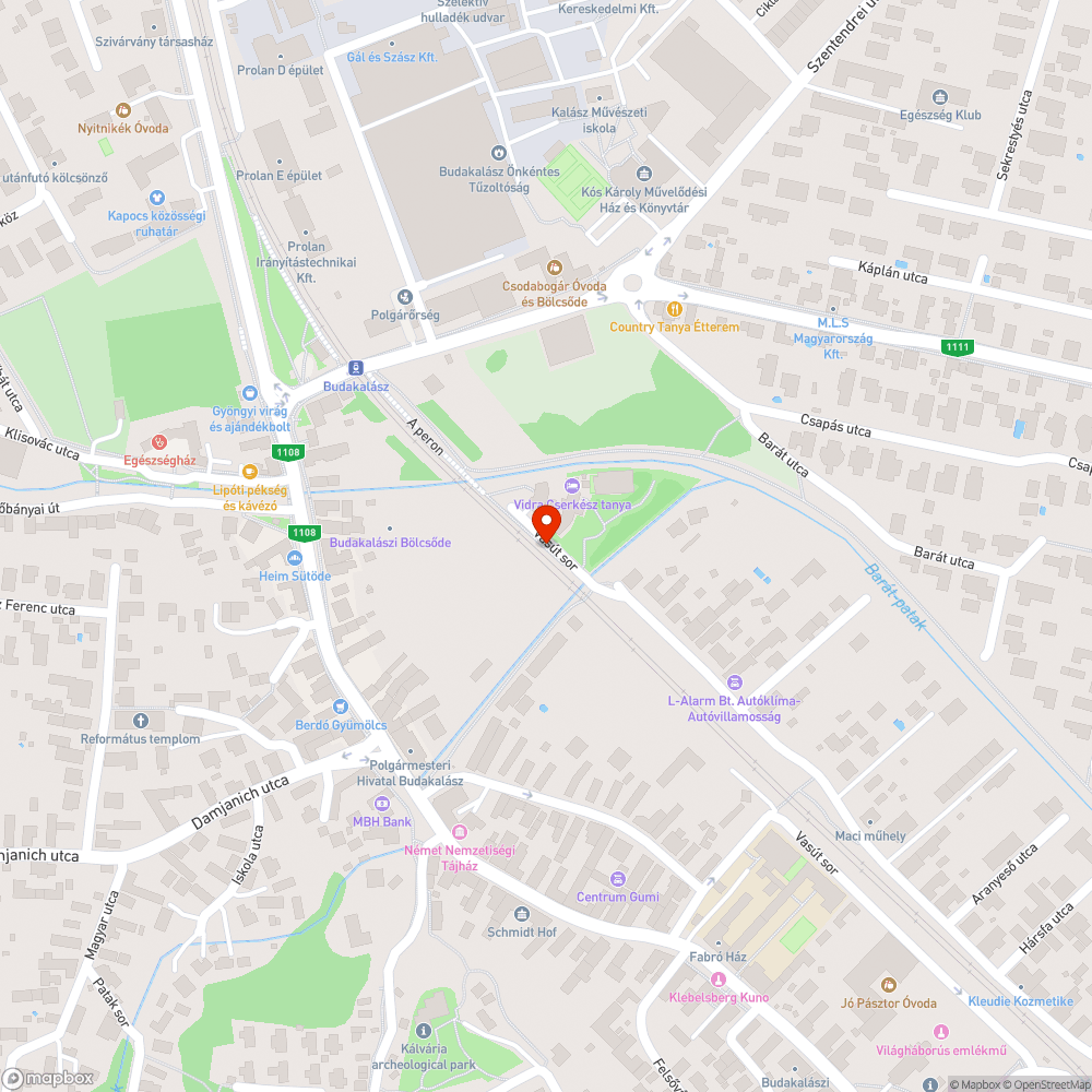 Vasút sor elején, a Cserkészház előtti járdaszakasz sáros. bejelentés helye