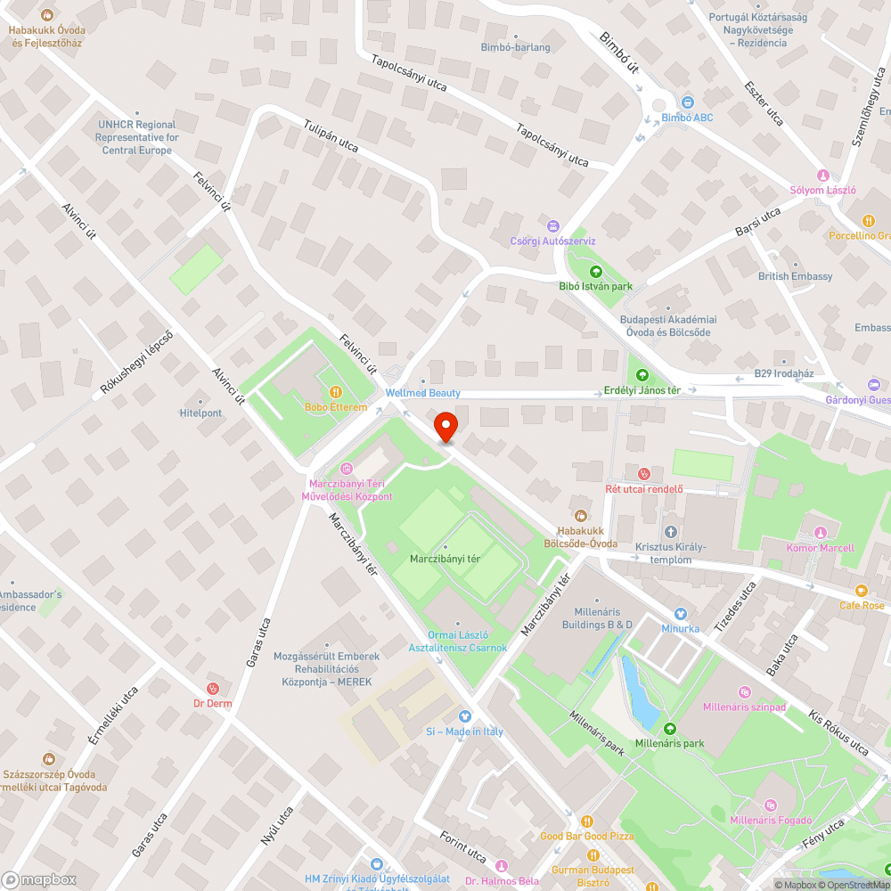 Kátyú és kidöntött tábla a Marczibányi téren bejelentés helye