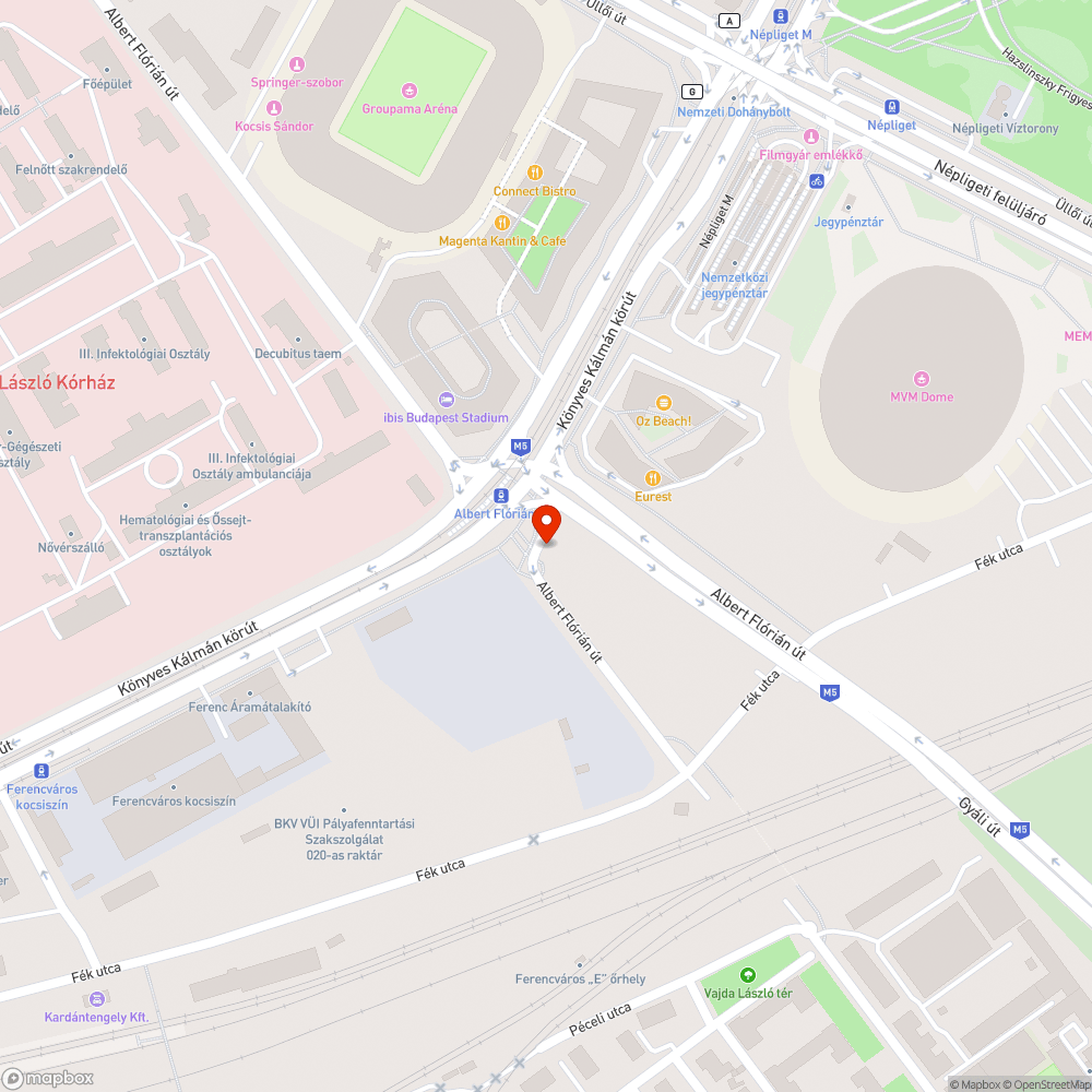 Fekete műanyagzsákok a szemetestartály mellett bejelentés helye