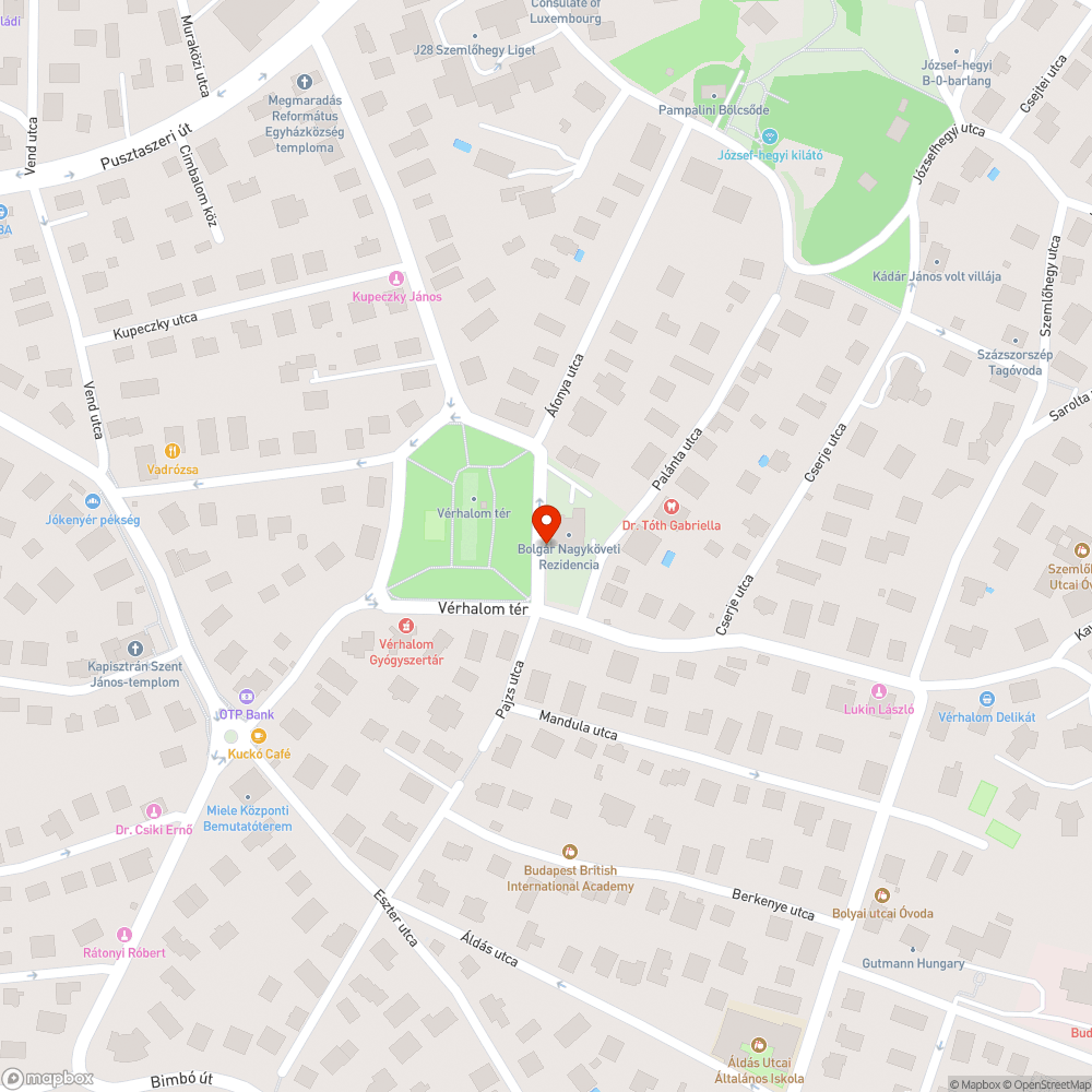 Eltört pad a Vérhalom téri buszmegállóban bejelentés helye