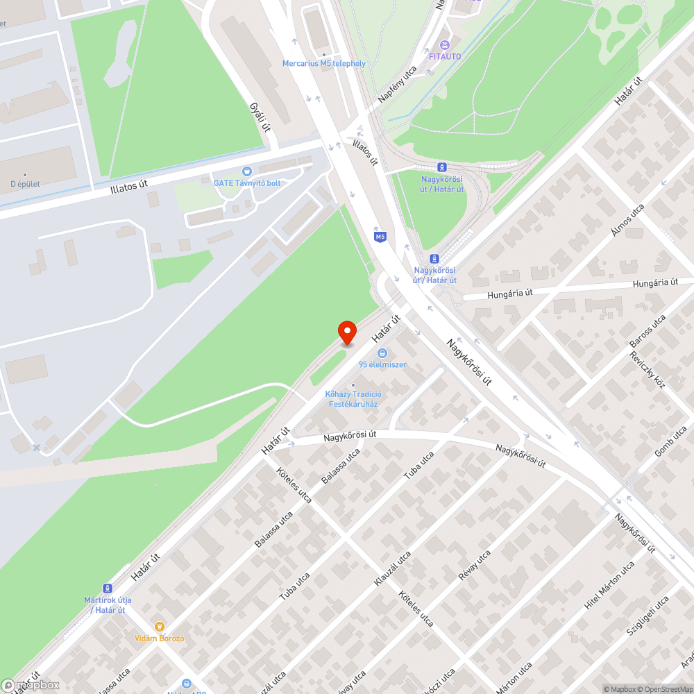 Szeméttel teli buszmegálló és erdő bejelentés helye